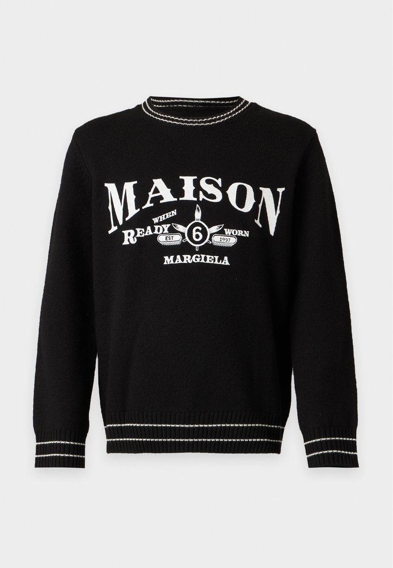 Maglione nero a maniche lunghe con testo bianco "MAISON," grafica con "6," e "Margiela,", con bordatura a righe bianche su collo, polsini e orlo.