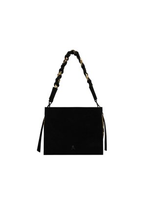 Bolso de ante negro con una correa de hombro trenzada en negro y dorado. Presenta una forma rectangular plana y un pequeño detalle del logo en la parte frontal.