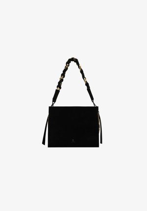 Bolso de ante negro con una correa de hombro trenzada en negro y dorado. Presenta una forma rectangular plana y un pequeño detalle del logo en la parte frontal.