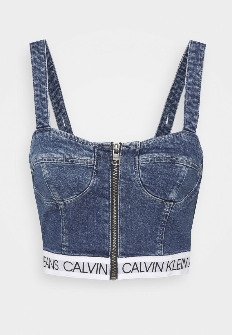 Džínová crop top s nastavovacími ramínky, předním zipem, tvarovanými košíčky a bílým elastickým páskem s brandingem Calvin Klein Jeans.
