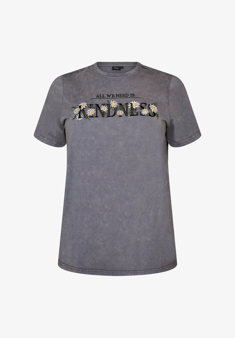 Γκρι κοντομάνικο T-shirt με το κείμενο "ΟΛΑ ΟΣΑ ΧΡΕΙΑΖΟΜΑΣΤΕ ΕΙΝΑΙ Η ΚΑΛΟΚΑΡΔΙΑ", διακοσμημένο με λευκά μαργαριτάρια πλεγμένα με τη λέξη ΚΑΛΟΚΑΡΔΙΑ.
