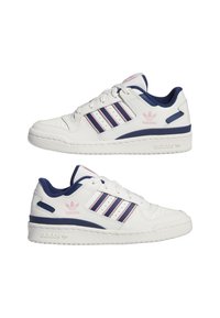 Bijele tenisice s mornarskoplavim i ružičastim akcentima, s gornjim dijelom od teksturirane kože, tri prepoznatljive pruge i uzorkovanim đonom.