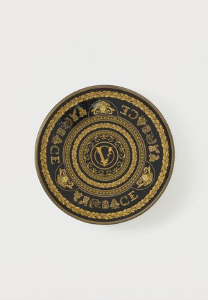 Zwart decoratief bord met gouden, sierlijke bloemmotieven, Medusa-koppen en de tekst "Versace" rondom een centraal gestileerd "V"-embleem.