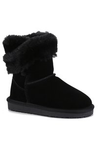 Botas de tobillo de ante negro con un puño de pelo sintético, puntera redonda, costuras cosidas y suela de goma. Textura suave con un forro suave y esponjoso.
