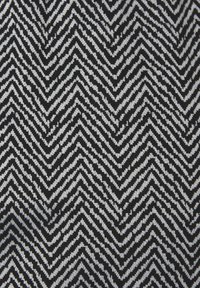 Schwarzer Strickstoff mit einem Fischgrätenmuster in Weiß, das durch markante Zickzacklinien Kontrast und Textur erzeugt.