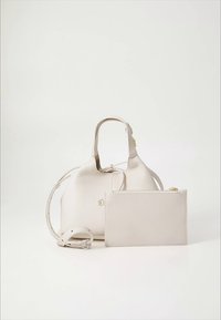 Sac à main en cuir crème avec finition texturée, forme arrondie et poignées courtes. Comprend une pochette rectangulaire assortie avec une fermeture éclair.