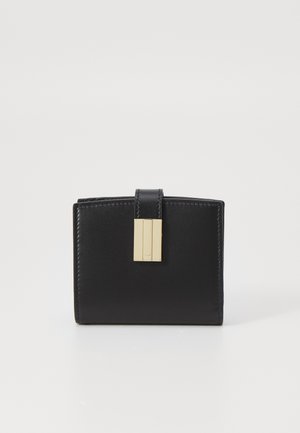 Portefeuille en cuir noir de forme rectangulaire, texture lisse et fermoir en métal doré. Design minimaliste, sans motifs visibles.