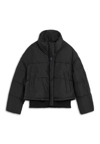 Doudoune noire au design court, col montant, fermeture à boutons sur le devant et ourlet en tricot côtelé. Comprend deux poches avant.