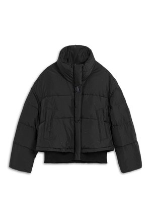 Czarna kurtka puchowa o skróconym kroju, z wysokim kołnierzem, zamkiem z przodu oraz prążkowanym dołem. Posiada dwie przednie kieszenie.