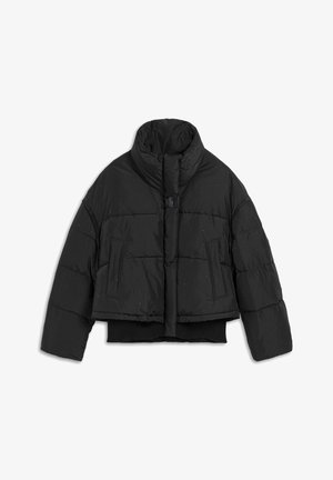 Czarna kurtka puchowa o skróconym kroju, z wysokim kołnierzem, zamkiem z przodu oraz prążkowanym dołem. Posiada dwie przednie kieszenie.