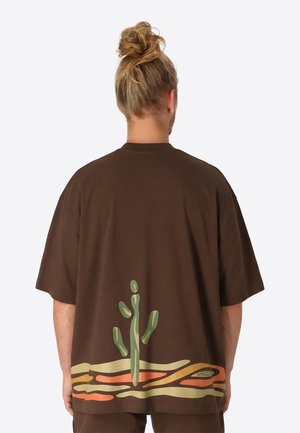 OVERSIZED DESERT - T-Shirt print - braun
