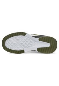 Semelle de chaussure de sport noire avec des accents blancs et vert olive. Caoutchouc texturé pour une meilleure adhérence, présentant un motif en diamant et des rainures.