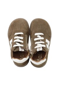 Zapatos marrones de ante con acentos blancos, cordones alternos y cremalleras laterales. Punta redondeada y suelas de goma texturizada para agarre y durabilidad.