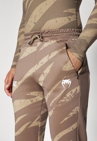Venum UFC FIGHT WEEK JOGGERS - Dresside alumine osa - desert camo