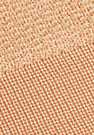 Pfirsichfarbener Stoff mit strukturierter Oberfläche. Das Gewebe zeigt eine Kombination aus erhabenen und flachen Mustern für visuelles Interesse.