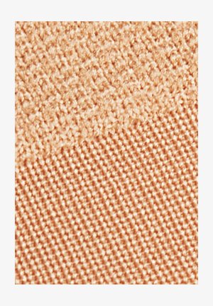 Pfirsichfarbener Stoff mit strukturierter Oberfläche. Das Gewebe zeigt eine Kombination aus erhabenen und flachen Mustern für visuelles Interesse.