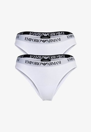 Slip bikini in cotone bianco con fascia elastica nera in vita. Presenta il logo "Emporio Armani" bianco sulla fascia. Due paia impilate.