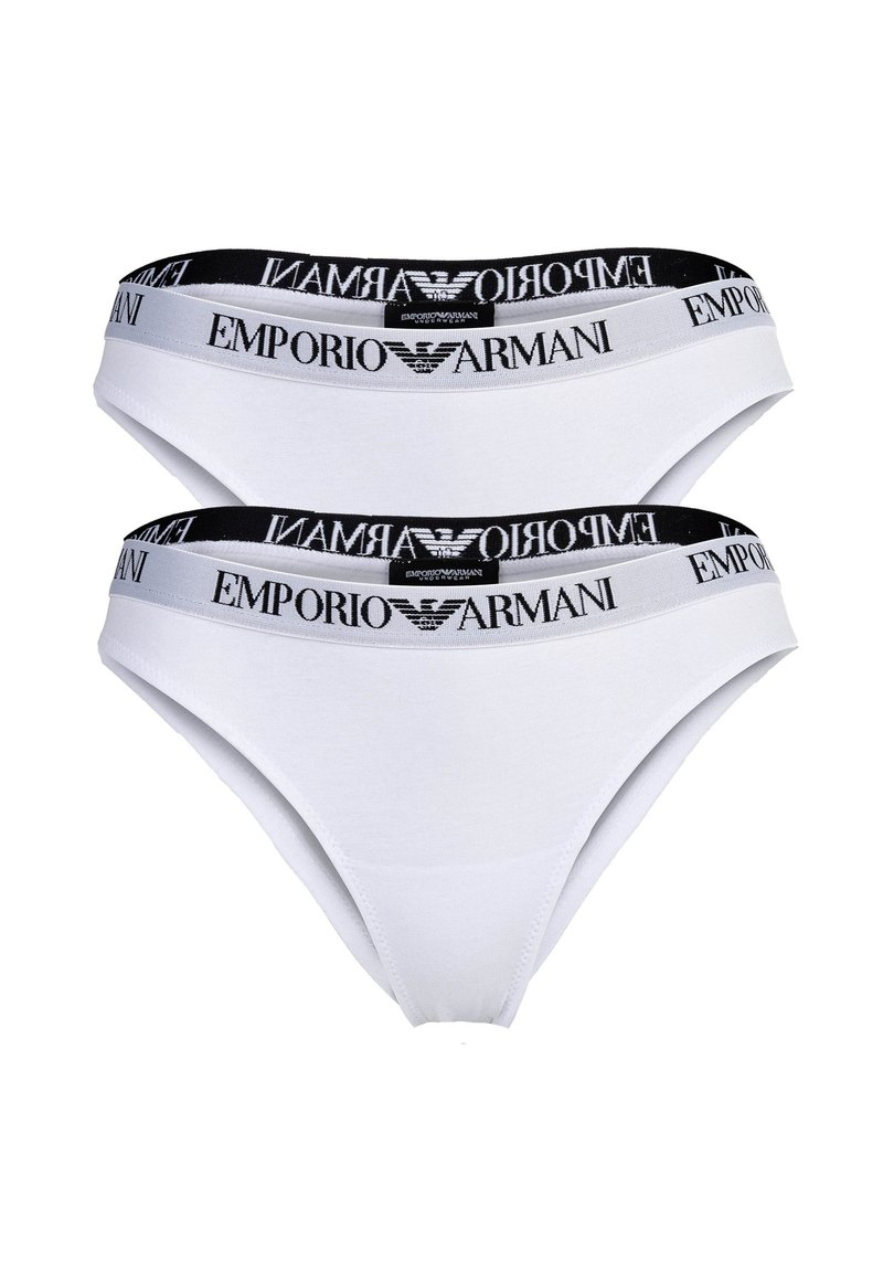 Weiße Bikini-Slips aus Baumwolle mit schwarzem elastischem Bund. Auf dem Bund befindet sich das "Emporio Armani" Logo in Weiß. Zwei Paar gestapelt.