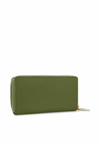Portefeuille en cuir vert à pois avec une fermeture éclair dorée, de forme rectangulaire, et un porte-clés attaché sur le côté. Extérieur texturé.