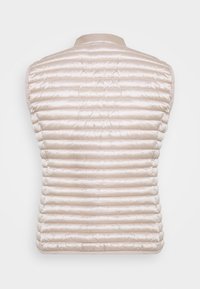 Jasno beżowa, bezrękawnikowa kamizelka puchowa z poziomym pikowaniem i gładką, błyszczącą teksturą, zaprojektowana z myślą o ciepłe i wygodę.