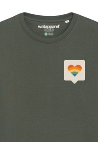 Donkergroene katoen t-shirt met een crèmekleurige spraakbubbel-logo met een regenbooghartontwerp. Klassiek crew neck-stijl.