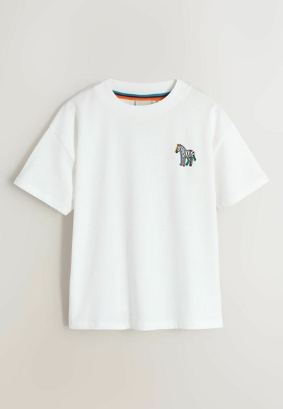 Weißes kurzärmeliges T-Shirt aus Baumwolle mit einem kleinen Stickmotiv eines Zebras in Schwarz, Weiß und farbigen Akzenten auf der Brust.