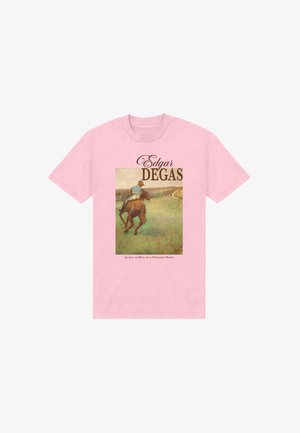 Lyserød T-shirt med Edgar Degas' maleri "Jockey i blåt på en kastanjefarvet hest" med en rytter iført blå jakke på en brun hest.