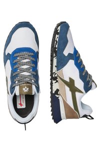 Zapatillas deportivas en azul y blanco con materiales de ante y malla, que presentan suelas estampadas, acentos texturizados y cordones en contraste.