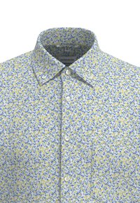 Camicia leggera con colletto, caratterizzata da un motivo floreale blu e giallo su sfondo bianco; presenta una chiusura con bottoni e maniche corte.