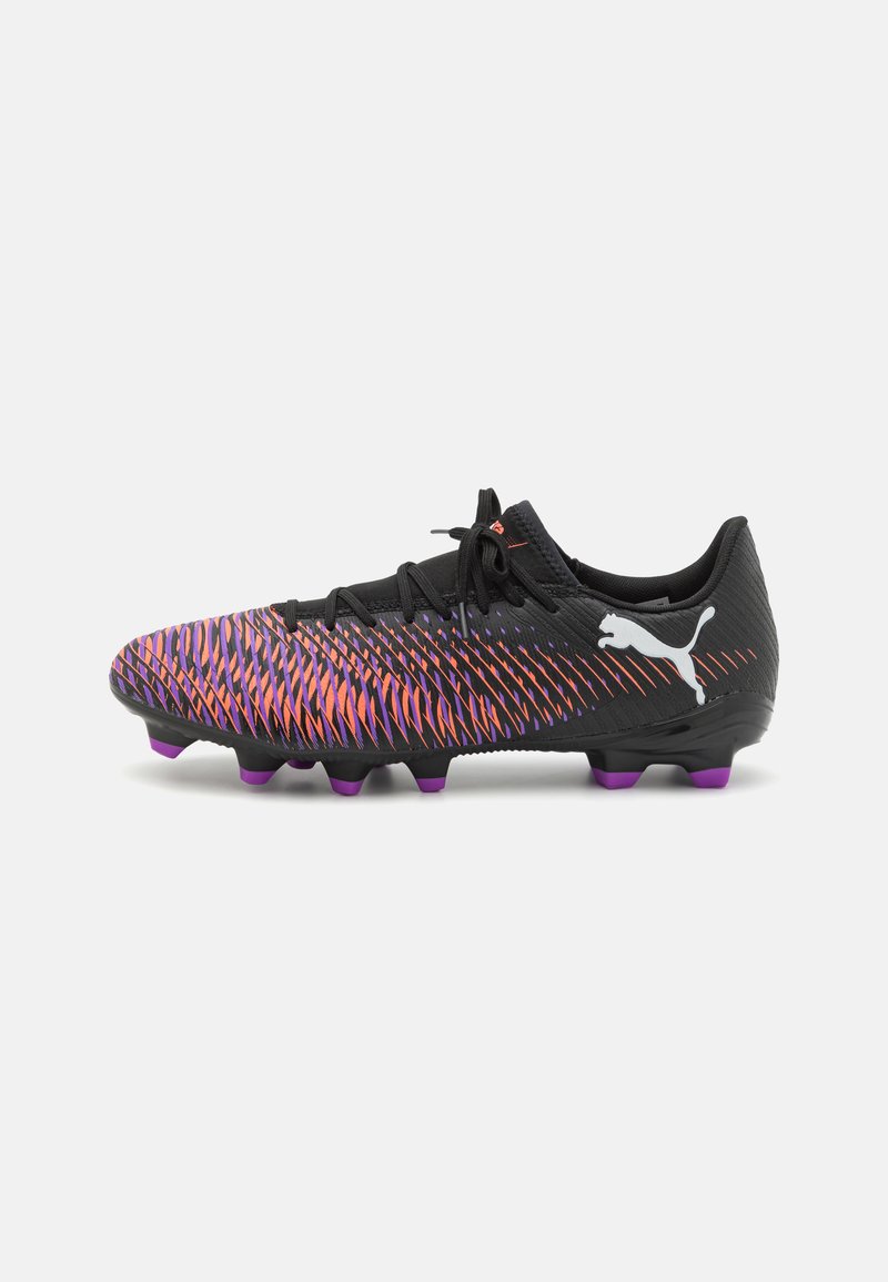 Botas de fútbol negras con una parte superior texturizada que presenta un degradado de patrones morados y naranjas. Incluye tacos morados para tracción.