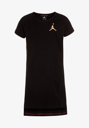 Černé bavlněné šaty s krátkým rukávem, zdobené zlatým logem Jumpman na prsou a červeným akcentem podél lemování.