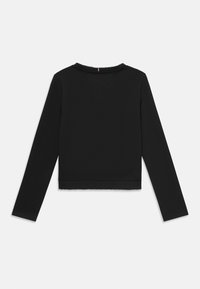 Czarna bluzka z długim rękawem o skróconym kroju, z falbaniastym dekoltem i gładką fakturą. Prosta i jednolita kolorystycznie, bez wzorów.