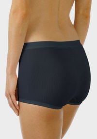 Svarta boxerkalsonger i mjukt, stretchigt tyg med en slät midja, som har en åtsittande design som ger full täckning.