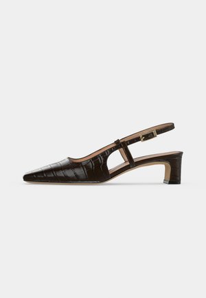 Chaussure slingback marron foncé à texture façon crocodile, à bout pointu, boucle dorée, côtés ouverts et petit talon bloc.