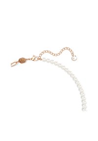 Pulseira de ouro rosa com contas brancas circulares, um fecho tipo lagosta e uma corrente ajustável com um detalhe em cristal transparente.