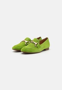 Groene suède instappers met een spitse neus, voorzien van een gouden kettingaccent aan de voorkant en een lage hak voor stabiliteit.