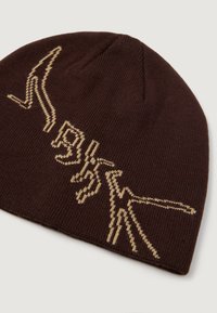 Berretto di maglia marrone con design grafico beige caratterizzato da linee e forme astratte, realizzato in morbido e flessibile tessuto per garantire calore.