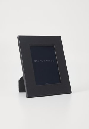 Moldura de foto em couro preto com uma abertura retangular para uma foto de 5"x7", apresentando texto em relevo "RALPH LAUREN" ao centro.