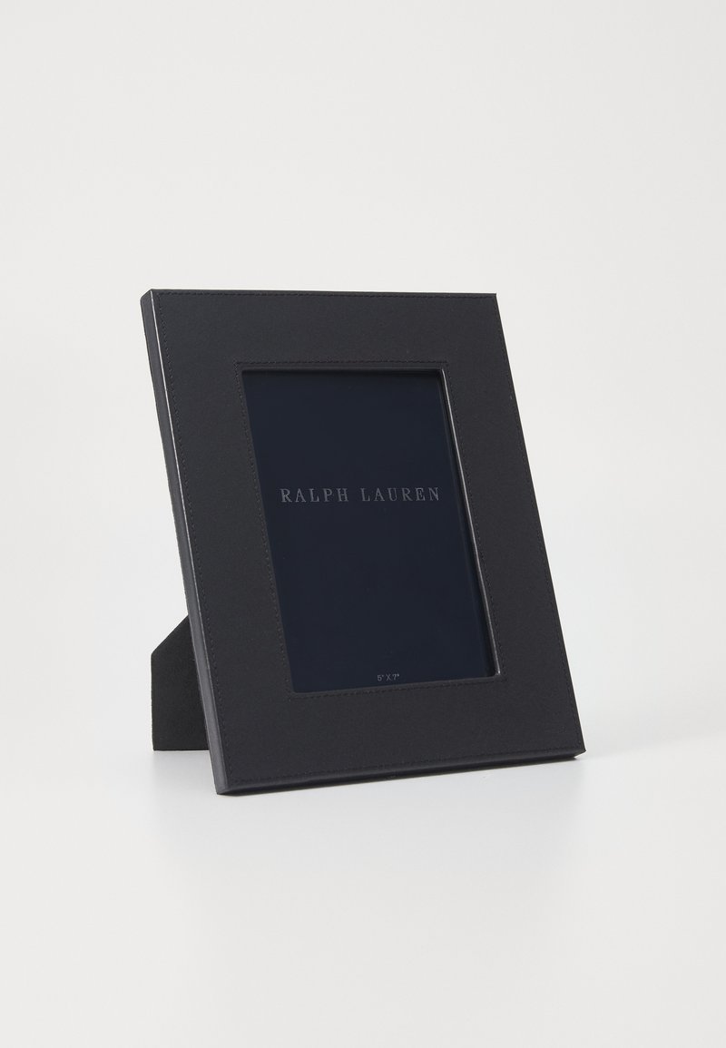 Svart lærfotoalbum med et rektangulært åpning for et 5"x7" foto, med preget tekst "RALPH LAUREN" i midten.