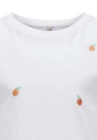 T-shirt en coton blanc avec une petite broderie de fruits orange et des feuilles vertes, col rond et manches courtes. Texture lisse.