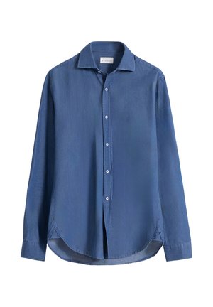 Camisa de hombre azul de manga larga con botones, cuello, dobladillo curvado y pequeño logo en el pecho sobre fondo blanco.