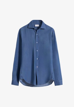 Camisa de hombre azul de manga larga con botones, cuello, dobladillo curvado y pequeño logo en el pecho sobre fondo blanco.
