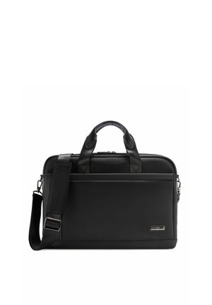 Czarna torba na laptopa z przednią kieszenią, podwójnymi uchwytami i regulowanym paskiem na ramię na białym tle.