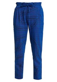 Blå rutiga byxor i lätt tyg med dragsko i midjan och svart textmönster över hela tyget.