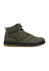 Hochschuh-Sneaker aus olivgrünem Wildleder mit Mesh-Akzenten, strukturiertem Obermaterial, schwarzer Gummisohle und einem Logodetail an der Seite.