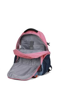 Zaino con un flap in tessuto rosa melange, corpo blu navy, interno grigio e un ampio scomparto principale. Presenta una zip e tasche laterali.