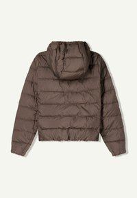 Bruine pufferjack met capuchon, voorzien van gequiltte secties, een cropped ontwerp en een gladde, lichte textuur.
