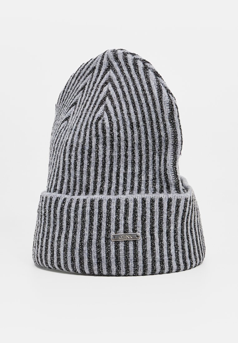 Czarny i szary paskowany dzianinowy beanie z podwiniętym mankietem i małą metalową metką z przodu. Miękka faktura i dopasowany krój.