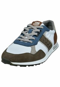 Zapatilla deportiva que presenta una combinación de tejido blanco, gamuza marrón, acentos grises y superposiciones azules. Suela texturizada y un sistema de cordones destacado.