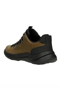 Scarpa da trekking in suede marrone con suola in gomma nera, con chiusura a lacci, colletto imbottito e dettagli testurizzati. Adatta per attività all'aperto.